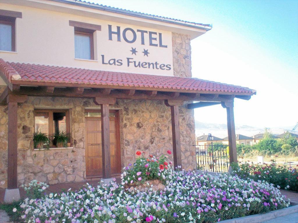 Hotel Las Fuentes Torrecaballeros Exterior photo